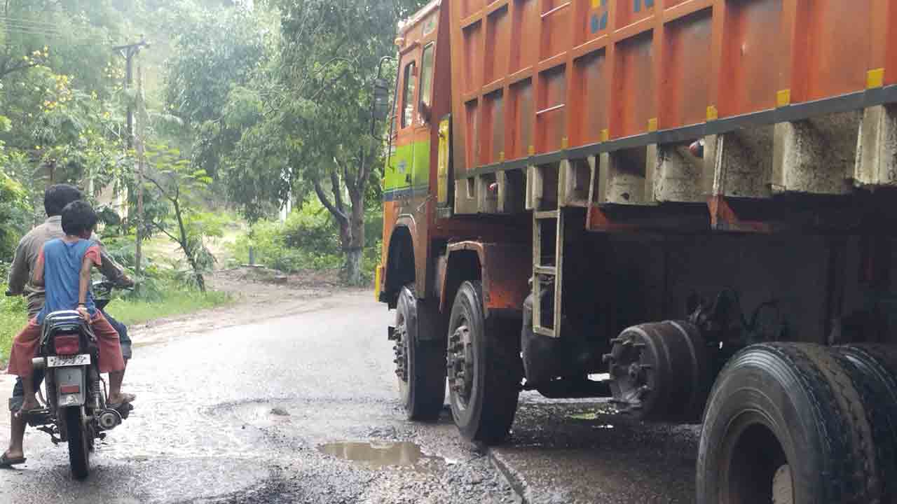 ఆ రహదారిలో ప్రయాణిం.. నరకంతో సమానం..