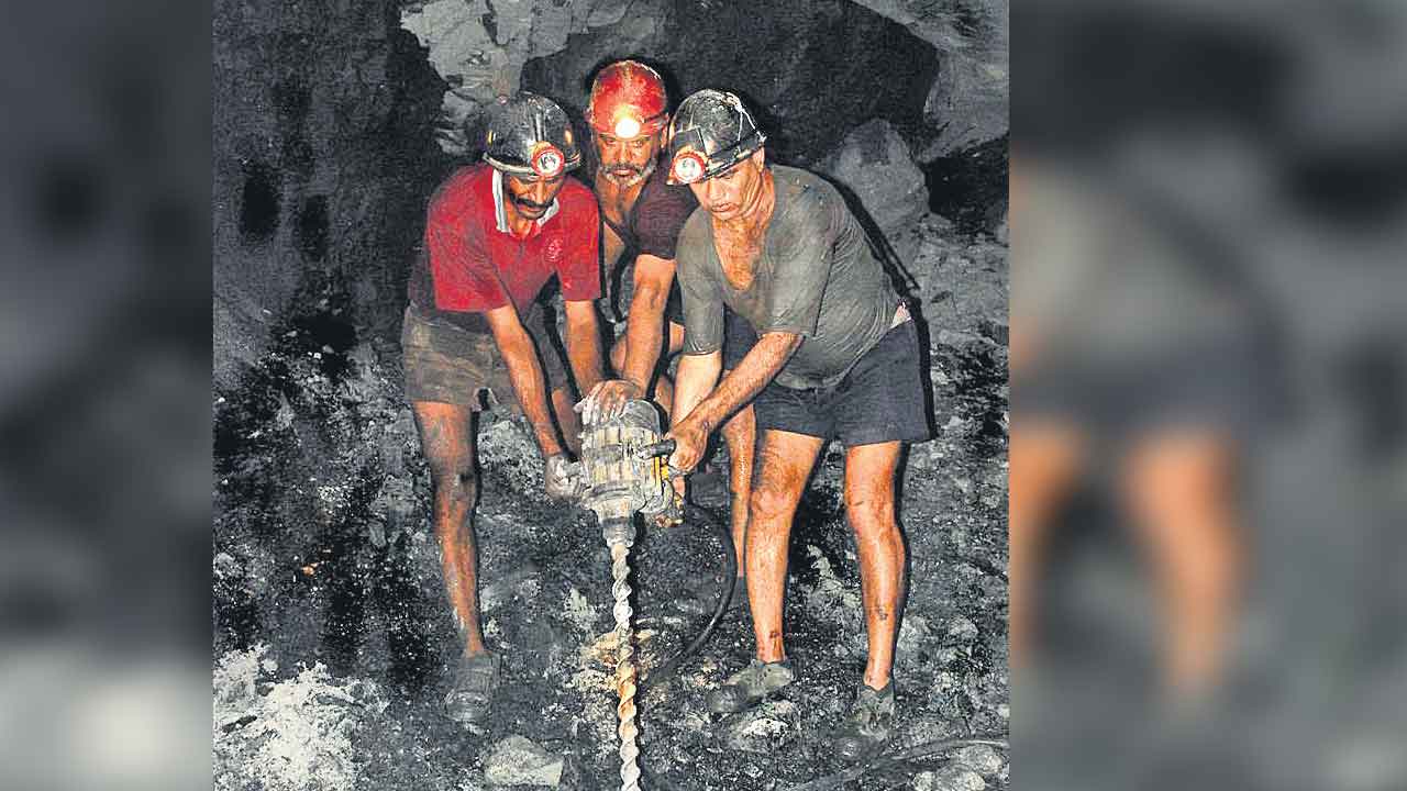 సింగరేణి కార్మిక సంఘాలపై ఉక్కుపాదం