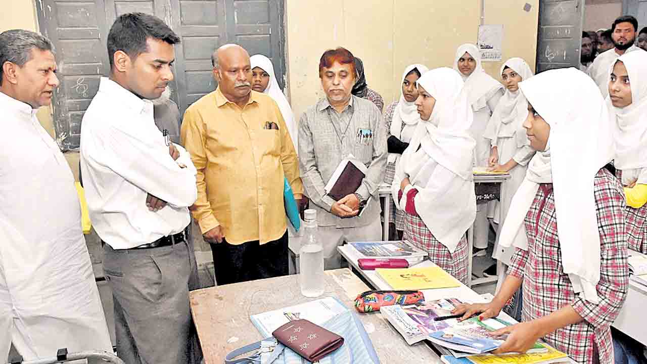 Hyderabad | పుస్తకాలు అందలె యూనిఫాంలు చేరలె.. హైదరాబాద్‌ విద్యాశాఖలో ఎందకింత నిర్లక్ష్యం..?