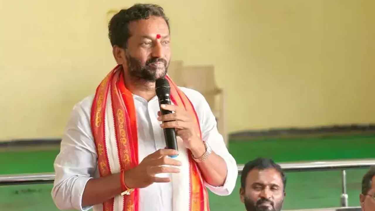 గుంపుమేస్త్రీ తడబడుతున్నారు