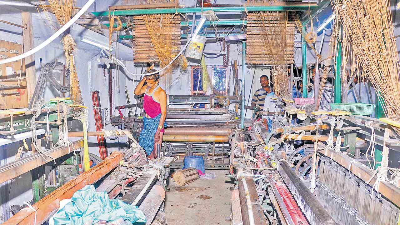 మరో నేతన్న ఆత్మహత్య