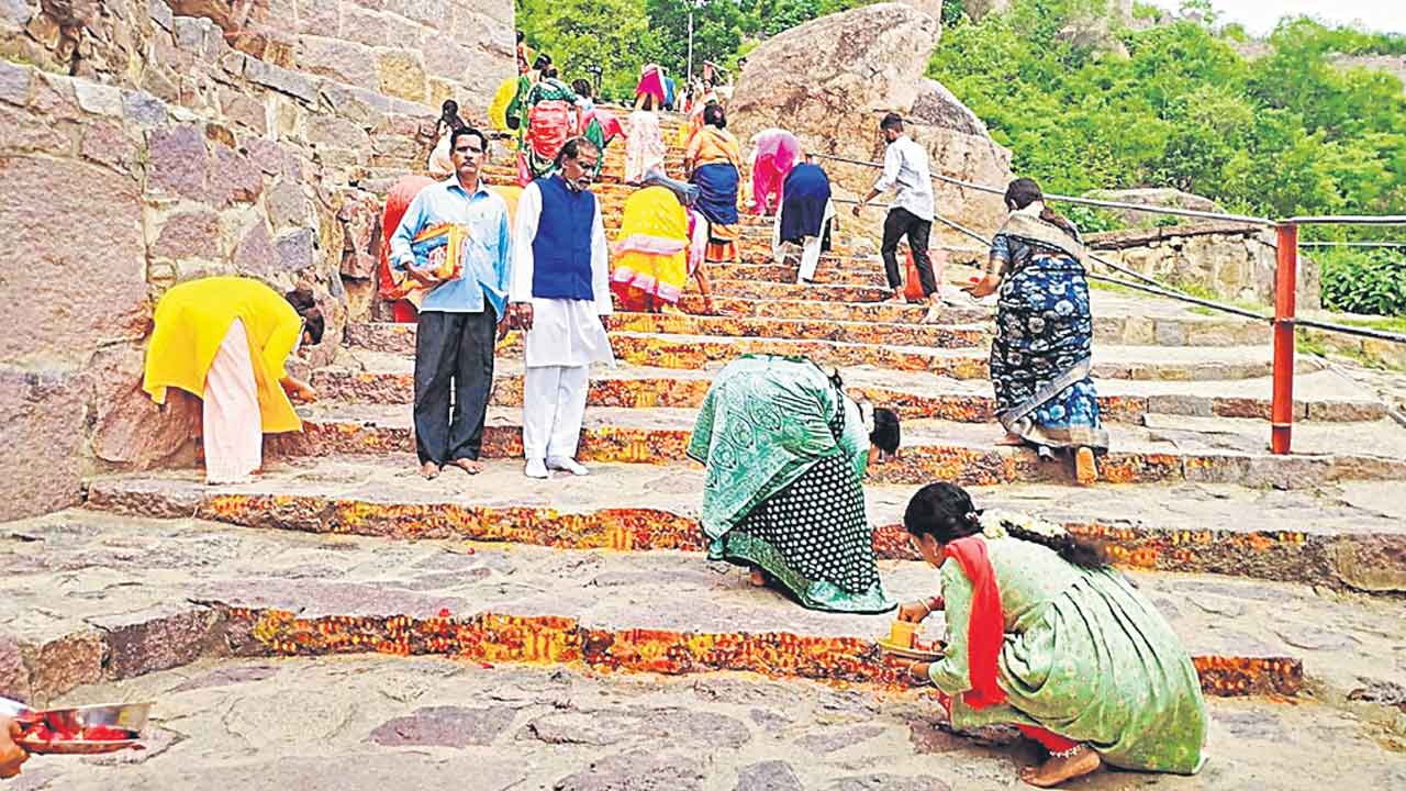 Golkonda Bonalu | గోల్కొండ బోనాలను ఘనంగా జరుపుకోవాలి: సీపీ శ్రీనివాస్‌ రెడ్డి