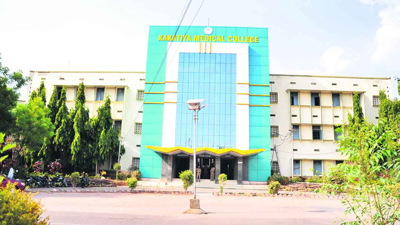 కేఎంసీలో ప్రొఫెసర్ల కొరత