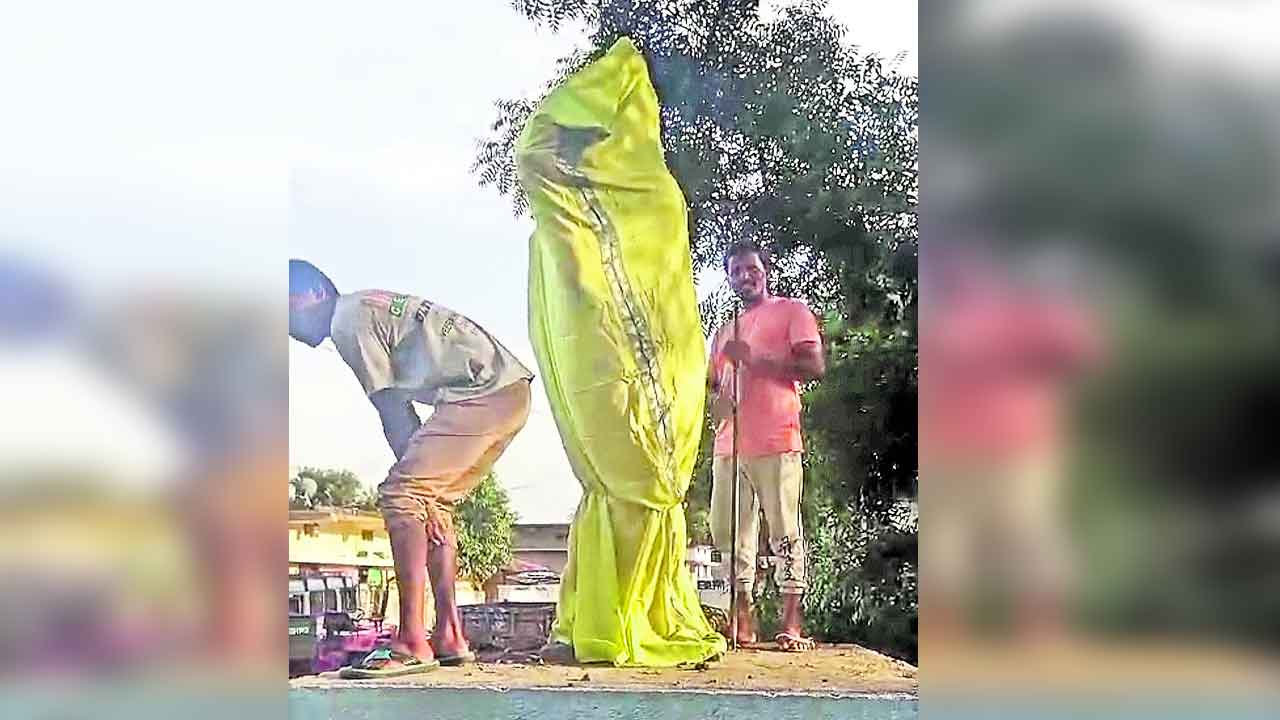 తెలంగాణ తల్లి విగ్రహాం పై రాజకీయం