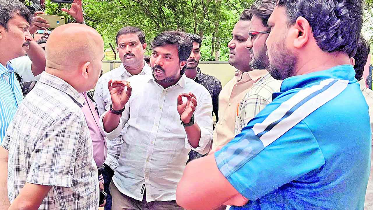 ఊడిపడిన స్లాబ్‌ పెచ్చులు..