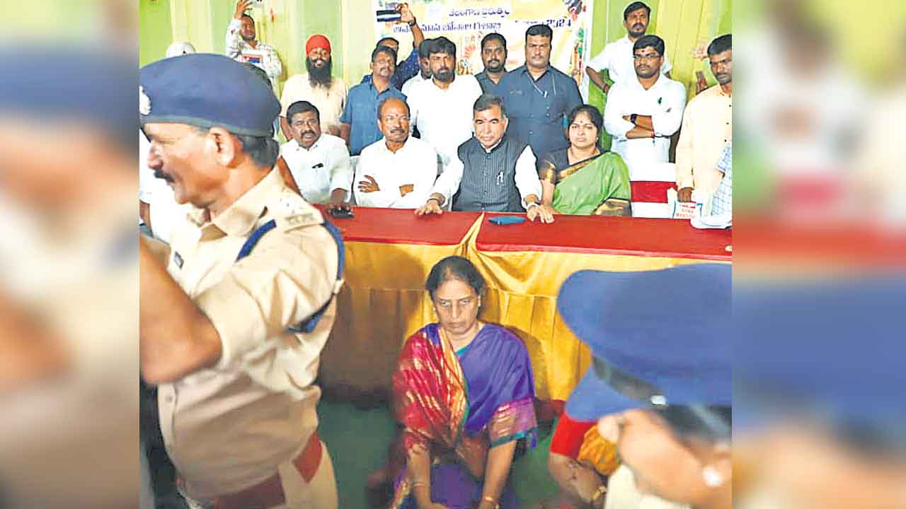 Telangana | ప్రజాపాలనలో ప్రజాతీర్పు అపహాస్యం.. ఓడిన అభ్యర్థి వేదికపై.. ప్రజలెన్నుకున్న ఎమ్మెల్యే నేలపై!