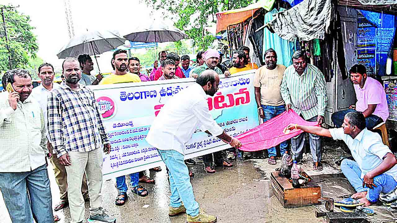 జోలెపట్టి.. భిక్షమెత్తి