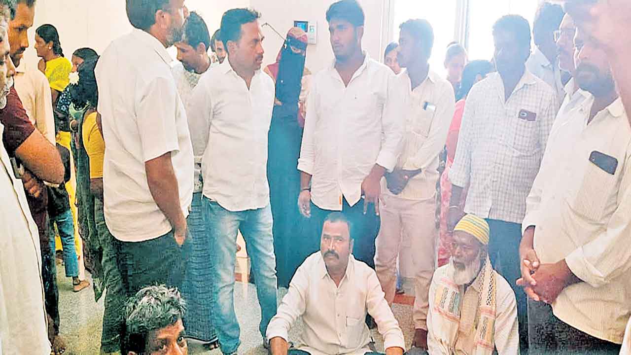 సీఎం ఇలాకాలో వైద్య సిబ్బంది నిర్లక్ష్యం