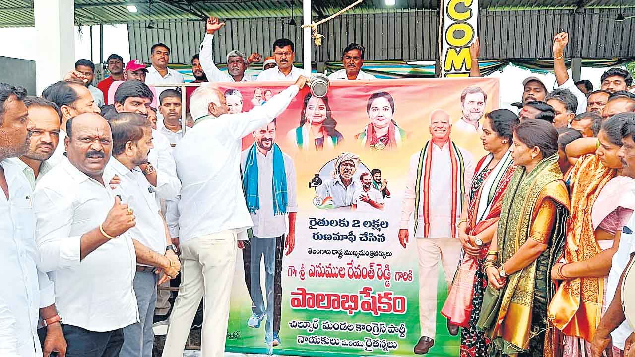 కూతురు ఫొటోకు కడియం క్షీరాభిషేకం