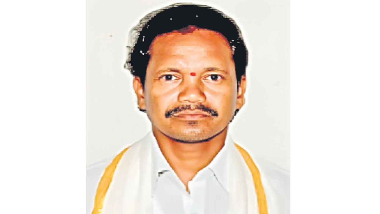 అనారోగ్యంతో సమ్మక్క ప్రధాన పూజారి మృతి