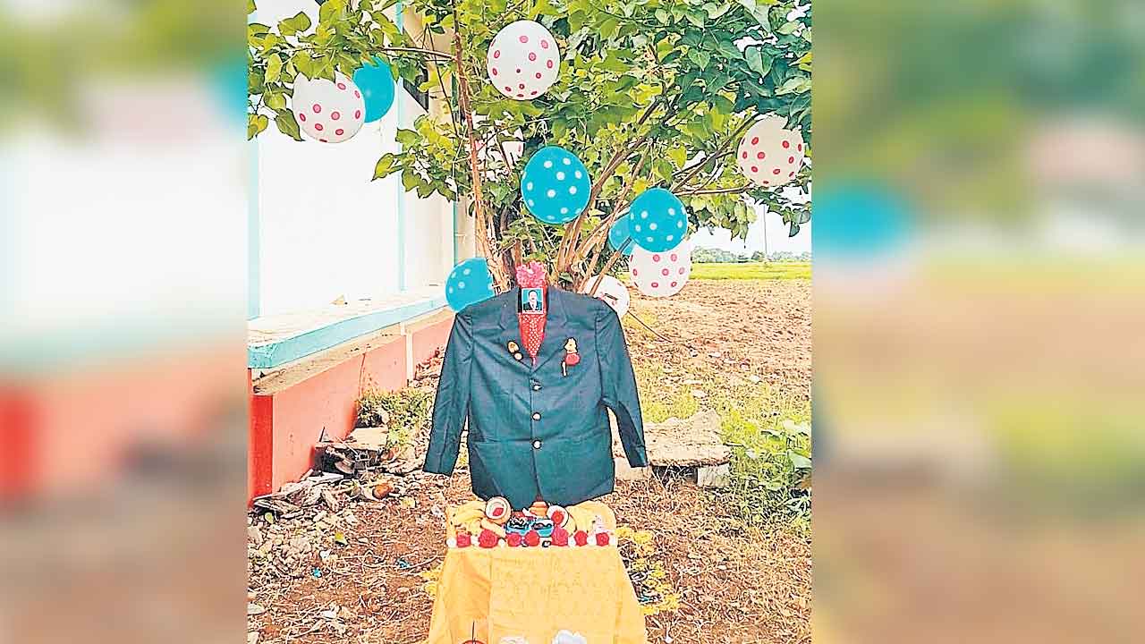 Husband Birthday | భ‌ర్తంటే ఎంత ప్రేమో.. చెట్టుకు భర్త డ్రెస్‌ తొడిగి జయంతి వేడుక