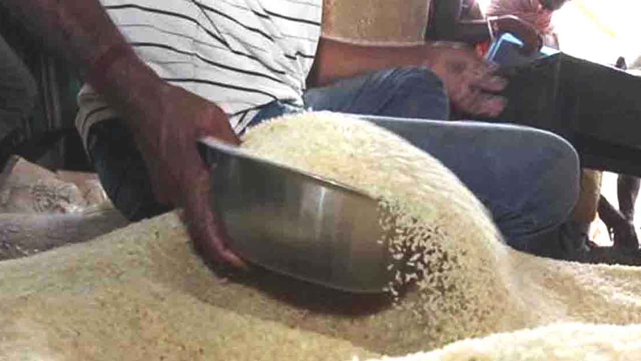 రేషన్‌ బియ్యం కోసం వెళ్లి మృతి