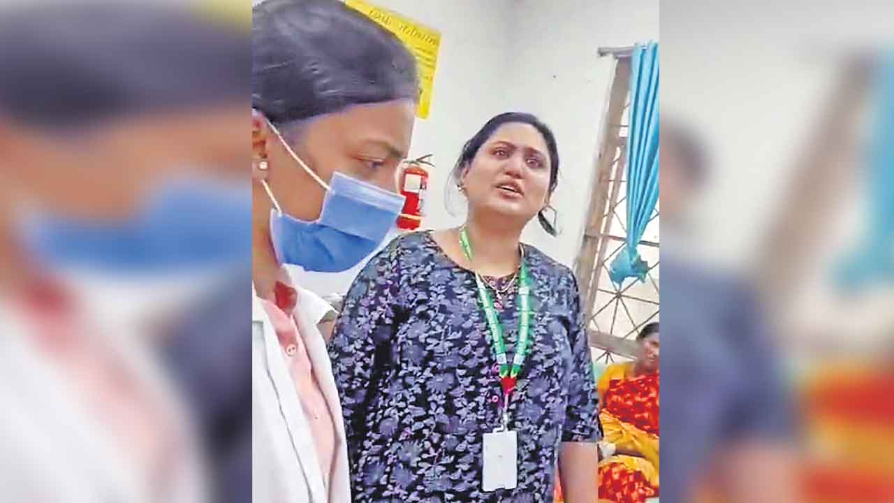 పాము కాటేసిందంటే జోకులేసుకున్నరు!