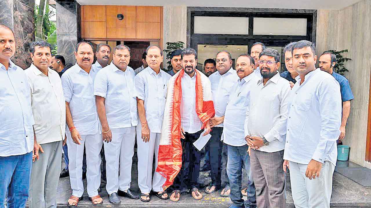 పౌల్ట్రీరంగాన్ని ఆదుకోండి