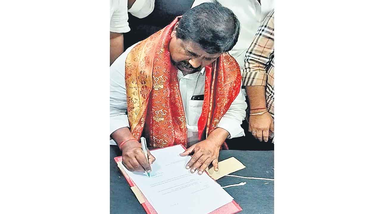 35 మందికి కార్పొరేషన్‌ పదవులు