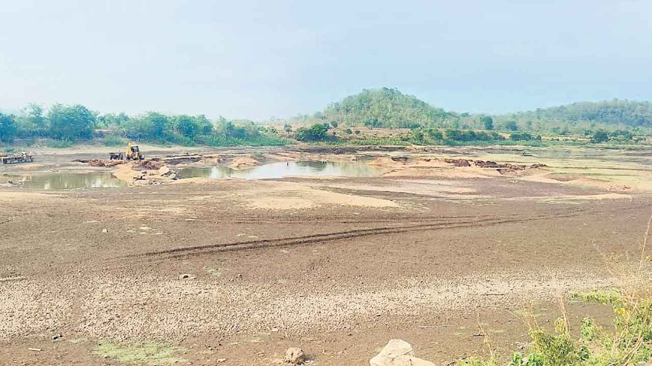 కరుణించని వరుణుడు.. ఉమ్మడి ఆదిలాబాద్‌ జిల్లాలో బోసిపోతున్న చెరువులు, కుంటలు