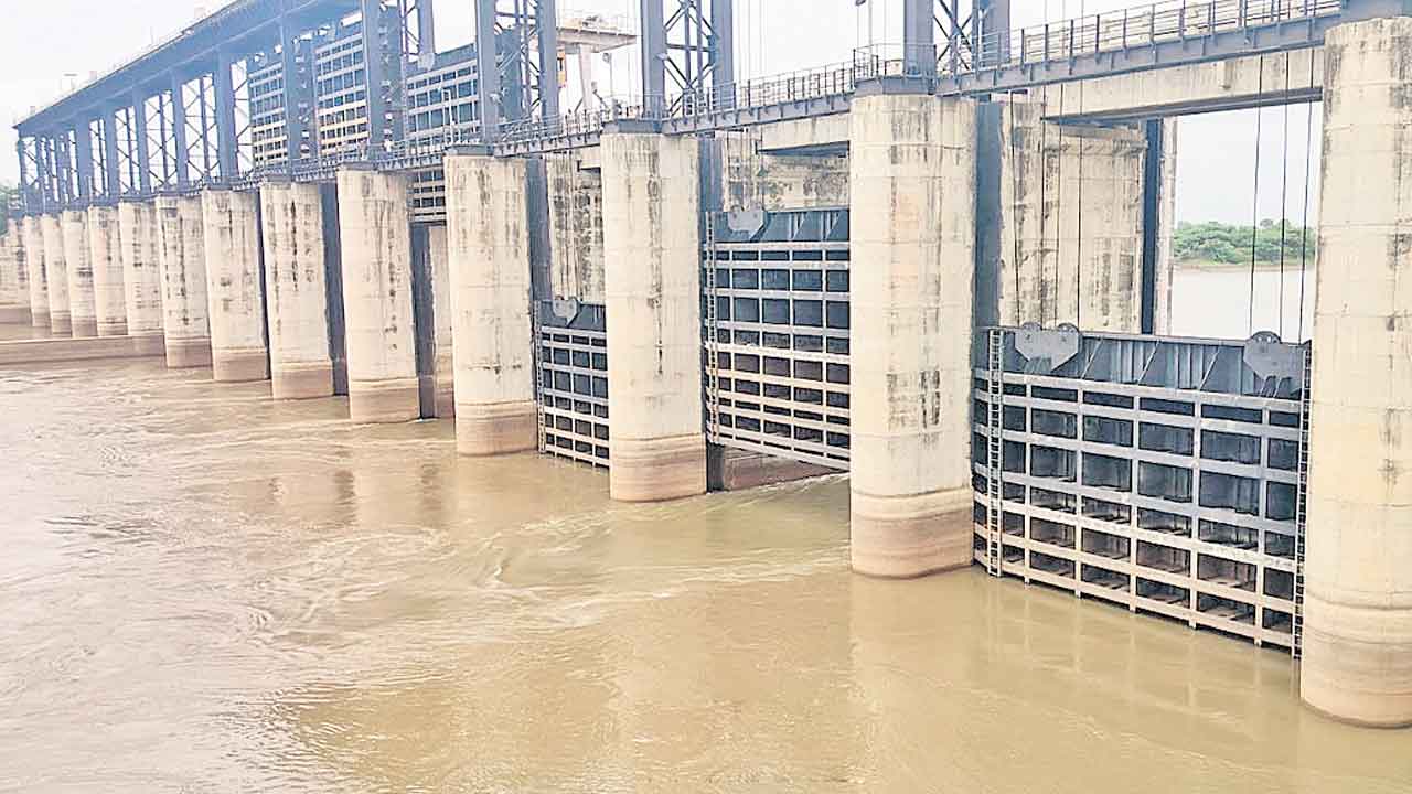 తెరుచుకున్న బాబ్లీ గేట్లు