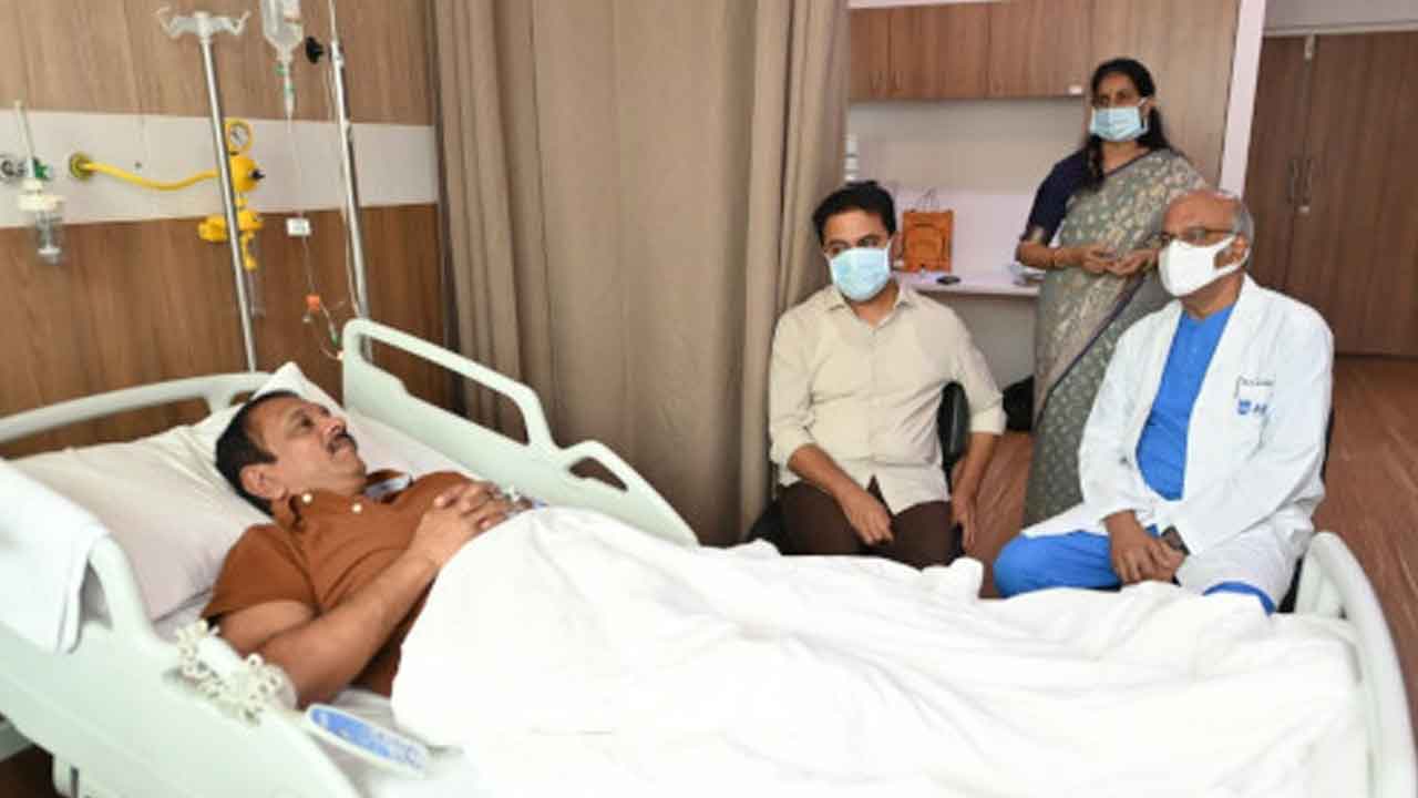 ఎమ్మెల్యే సుధీర్‌రెడ్డికి కేటీఆర్‌ పరామర్శ