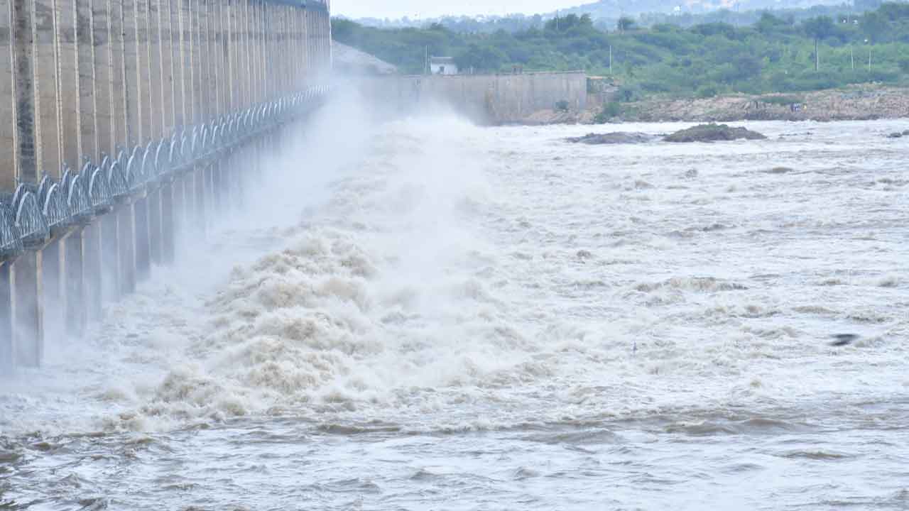 శ్రీశైలానికి కృష్ణమ్మ పరుగులు