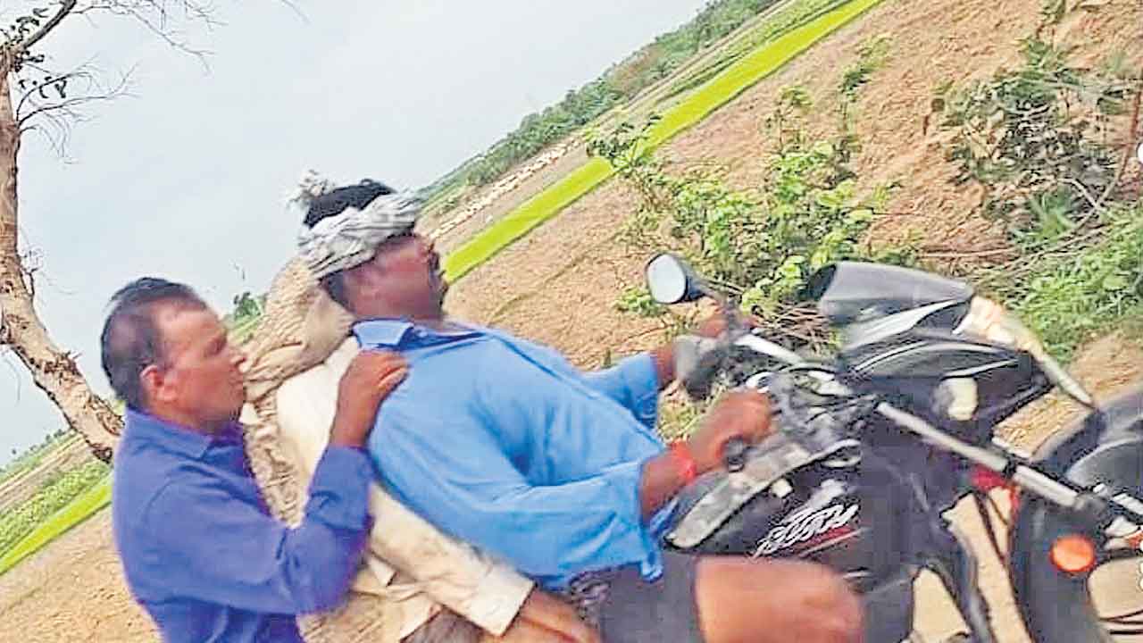 హత్యచేసి.. ఆపై బైక్‌పై తీసుకెళ్లి