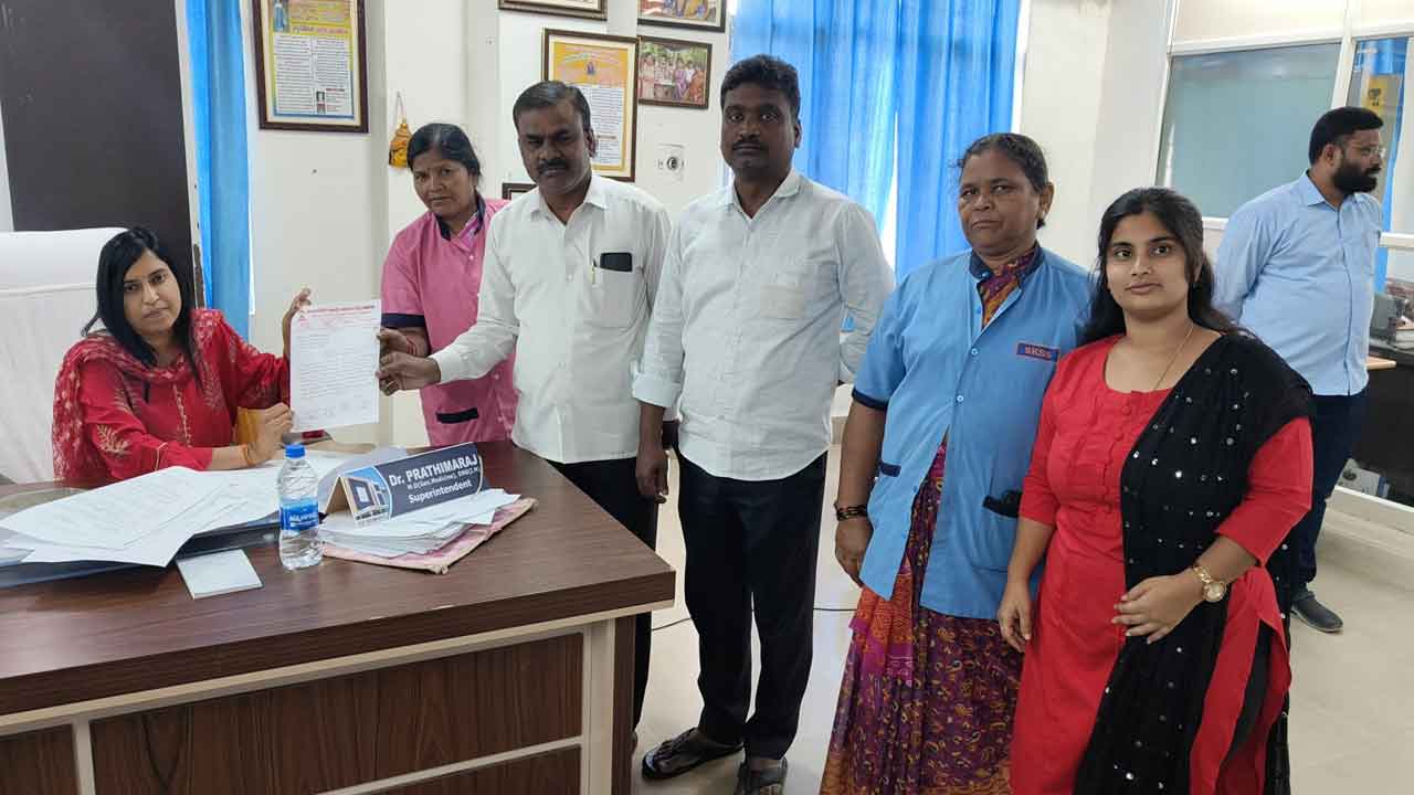 కార్మికులకు వేతనాలు ఇస్తలేరు