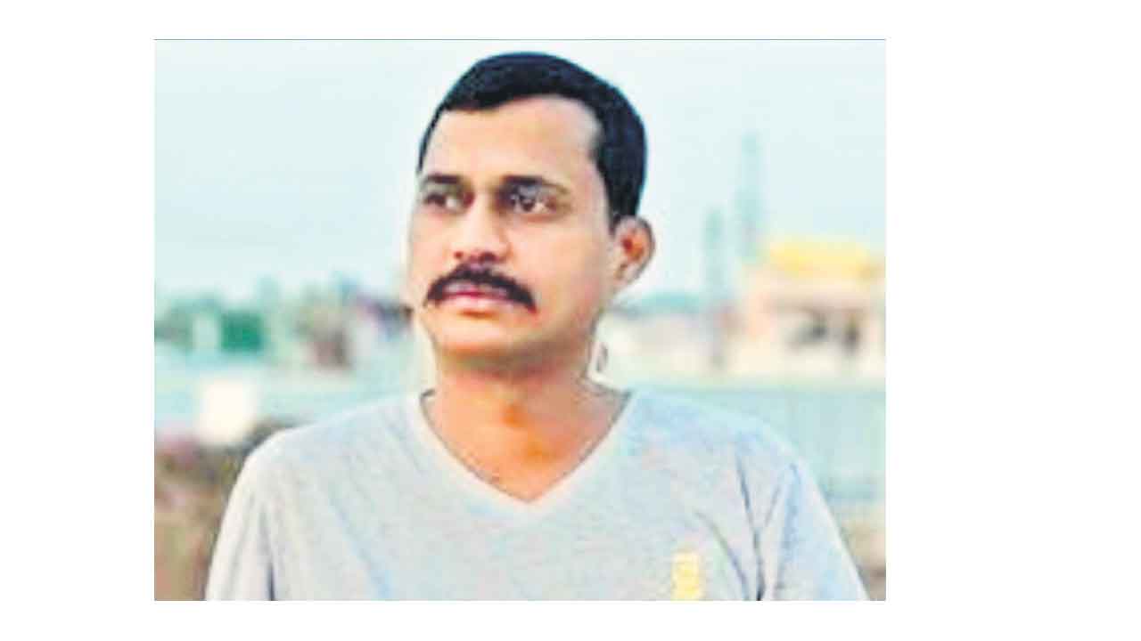 అప్పుల బాధతో హోంగార్డు ఆత్మహత్య