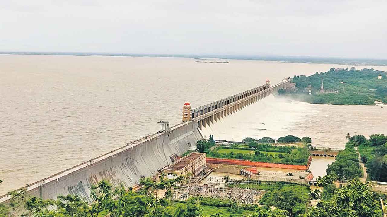 Krishna River | పోటెత్తుతున్న కృష్ణమ్మ.. జూరాలకు 3 లక్షలు.. శ్రీశైలానికి 4.14 లక్షల క్యూసెక్కుల వరద