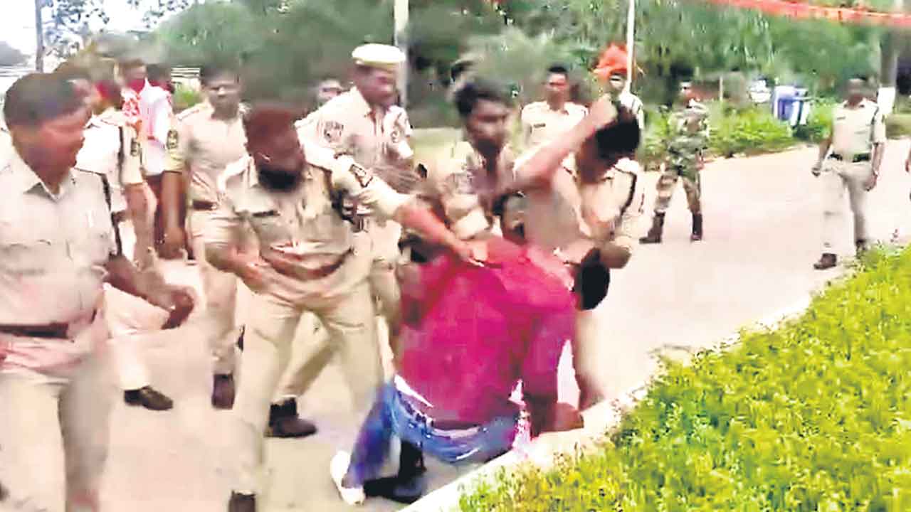 OU | ఓయూలో పోలీసుల ఉక్కుపాదం.. విద్యార్థులను చుట్టుముట్టి పిడిగుద్దులు