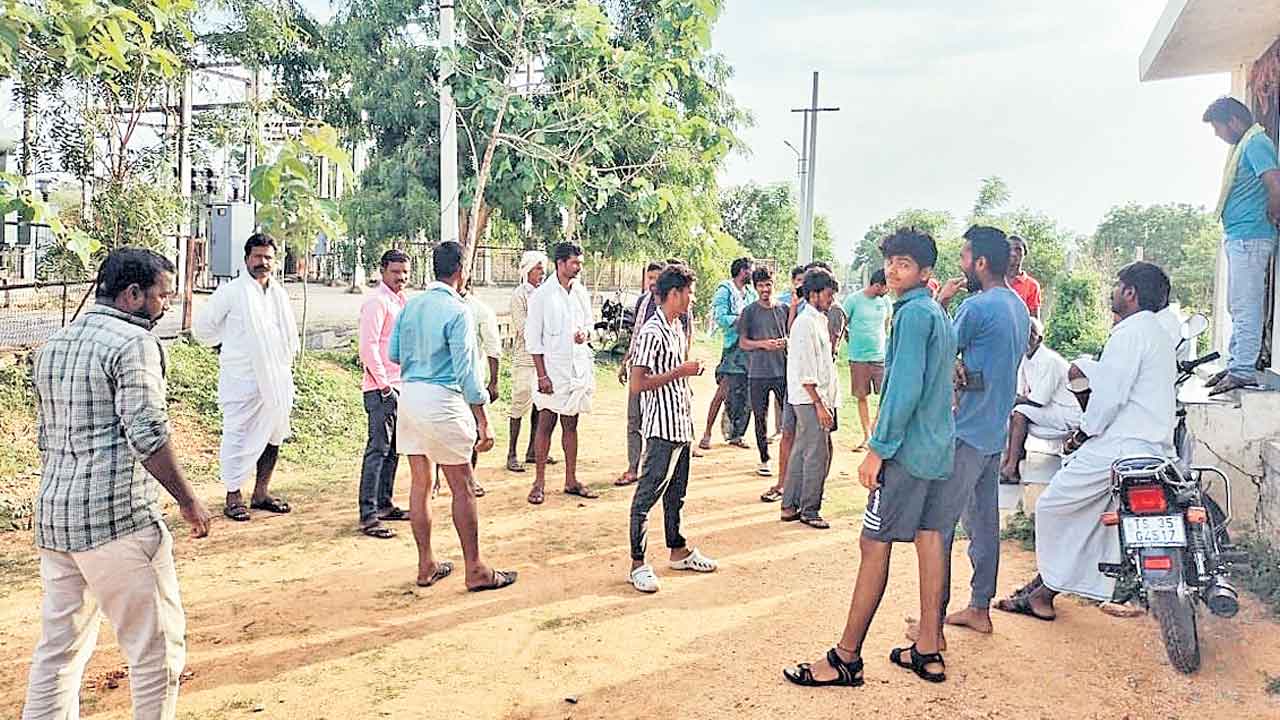 సబ్‌స్టేషన్‌ ముట్టడించిన గిరిజన రైతులు