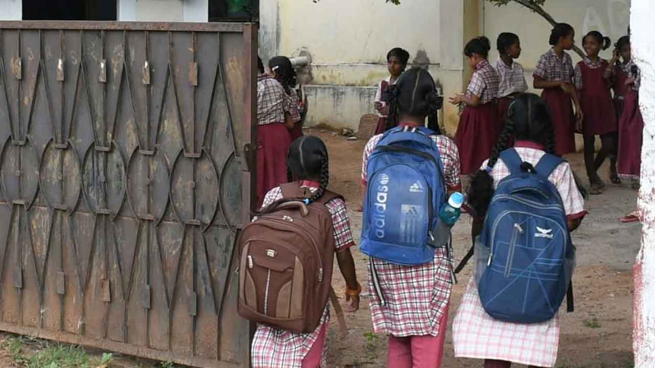 హైస్కూళ్ల పనివేళల్లో మార్పు