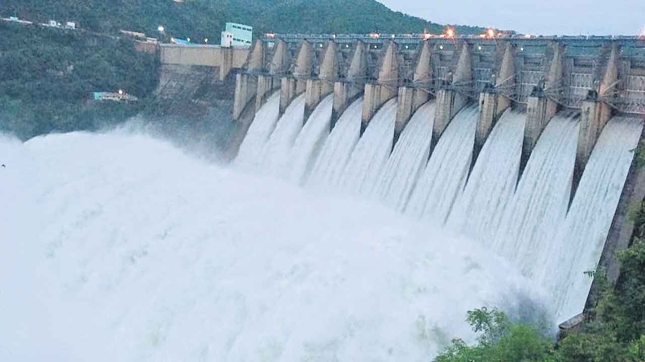 శ్రీశైలంలో కృష్ణమ్మ పరవళ్లు