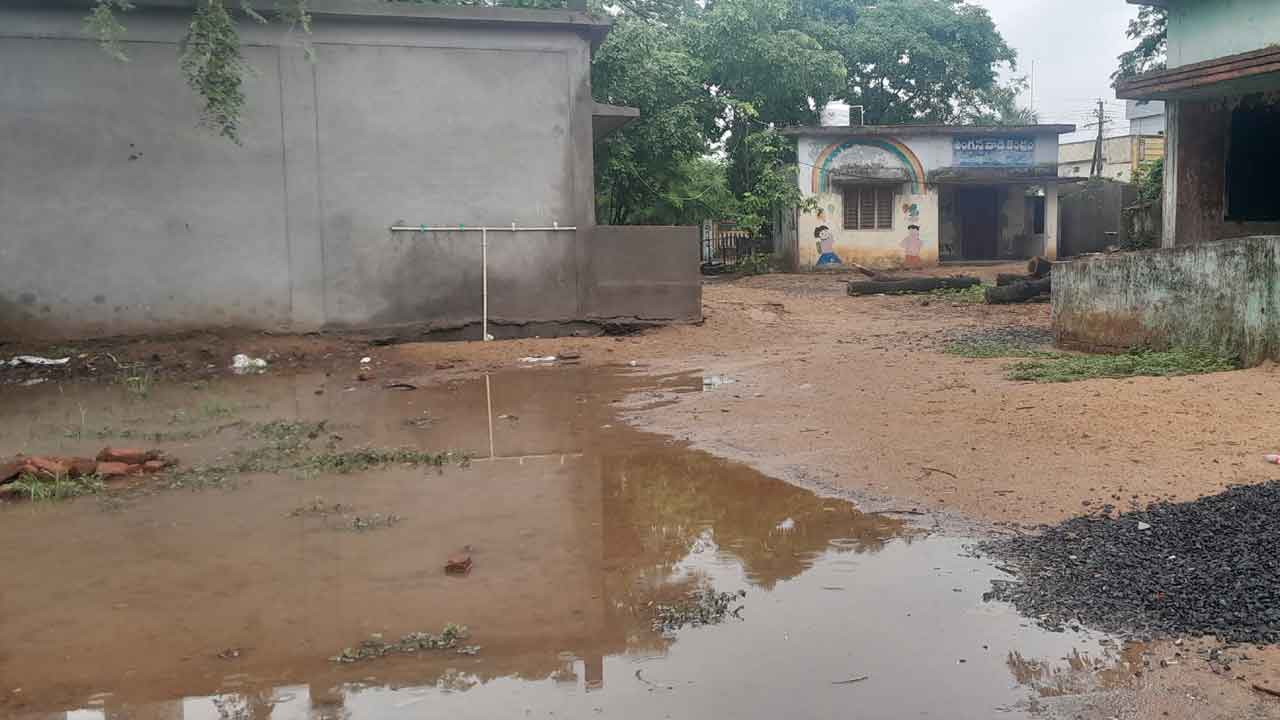 ప్రాభవం కోల్పోయిన ప్రభుత్వ పాఠశాల