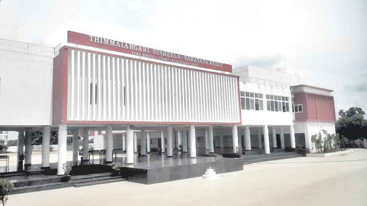 కళాశాలలో వేధిస్తున్న అధ్యాపకుల కొరత