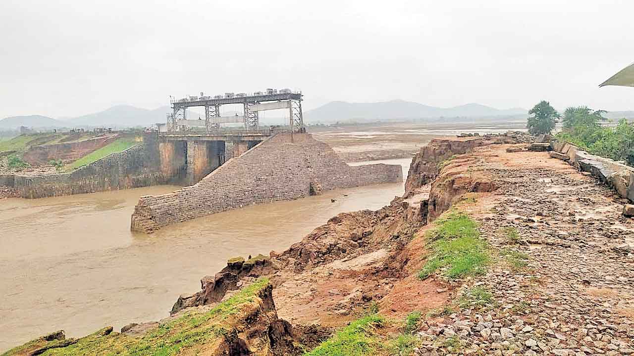 Peddavagu | పాలకుల వైఫల్యానికి తోడైన అధికారుల నిర్లక్ష్యం.. పెదవాగు ప్రాజెక్టుకు గండ్లు