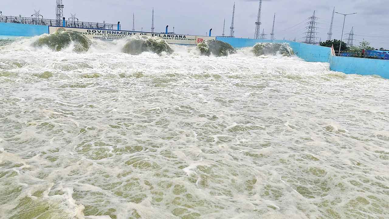 Kaleswaram | పరవళ్లు తొక్కుతున్న కాళేశ్వరగంగ..