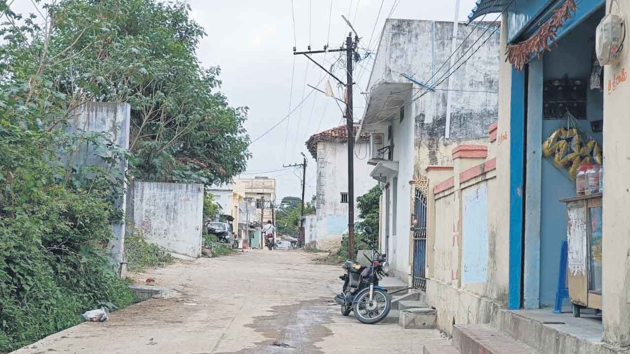 ఇనుప స్తంభాలు..ప్రమాదానికి పిలుపులు