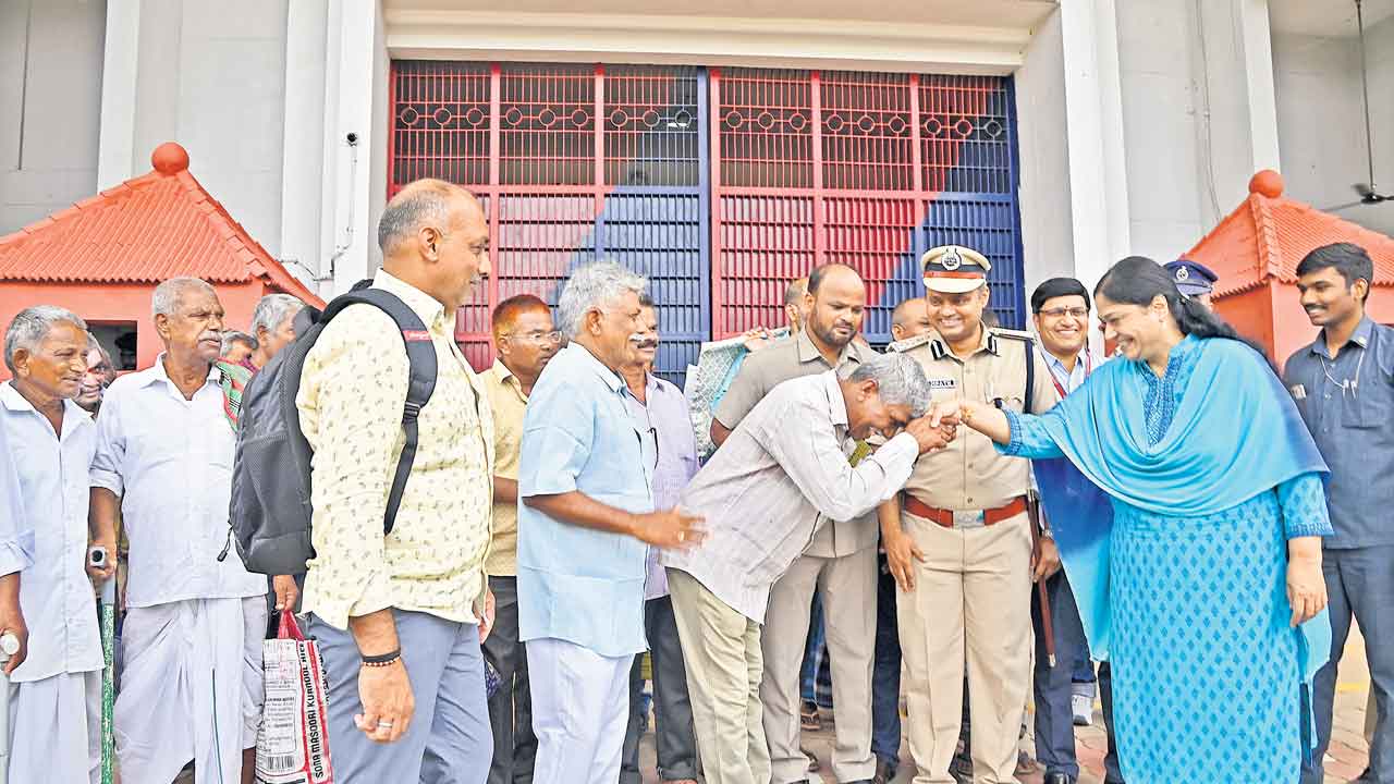 భావోద్వేగంతో బంధువుల చెంతకు