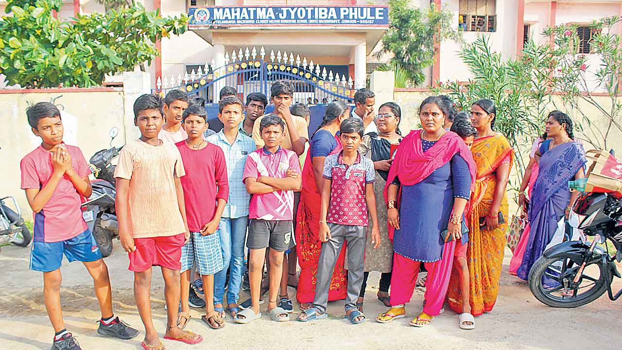 Jangaon | హాస్టల్‌లో మేముండలేం.. గోడ దూకి 19 మంది విద్యార్థులు పరార్‌ !