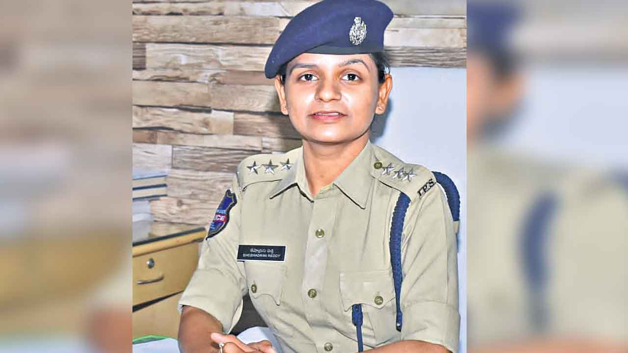 8 మంది యువ ఐపీఎస్‌ల బదిలీ