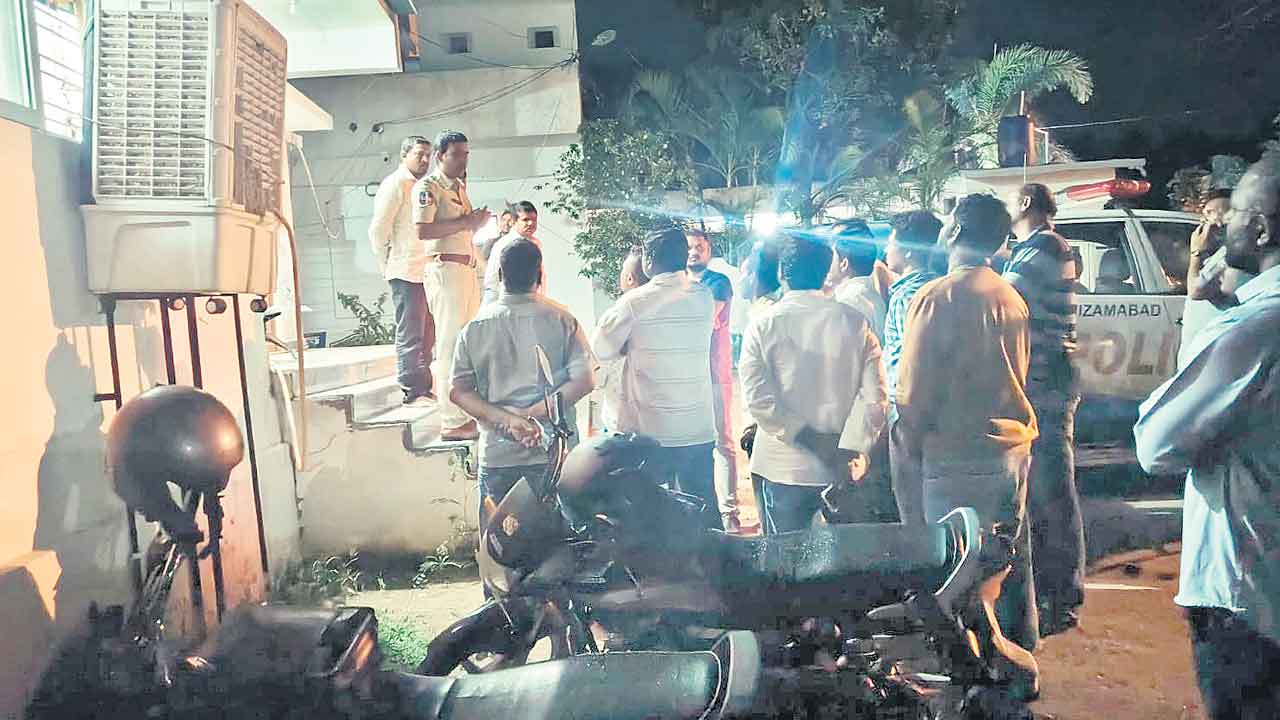 కొట్టేసిన సొమ్ము బెట్టింగ్‌లోకి..?