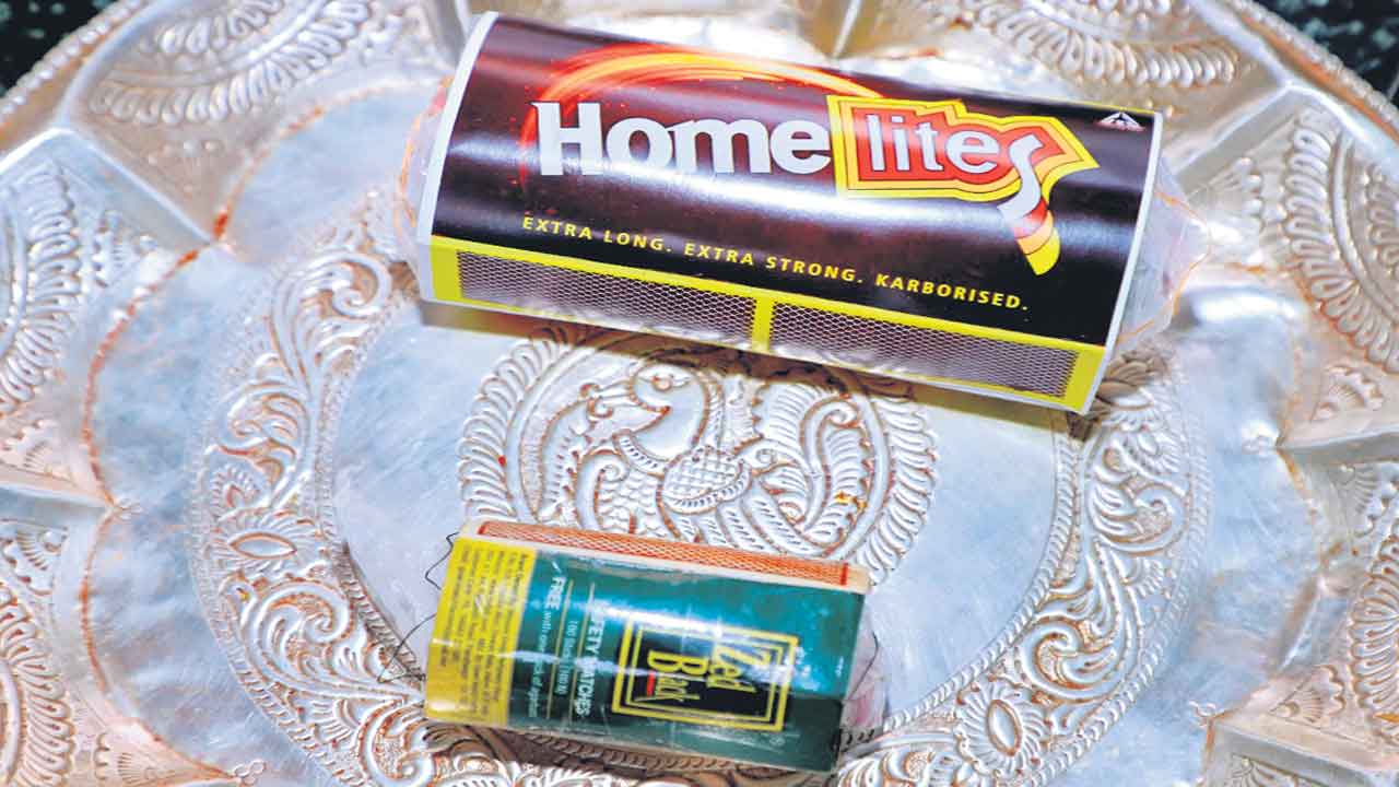 రాజరాజేశ్వరి దేవికి అగ్గిపెట్టెలో ఇమిడే చీర