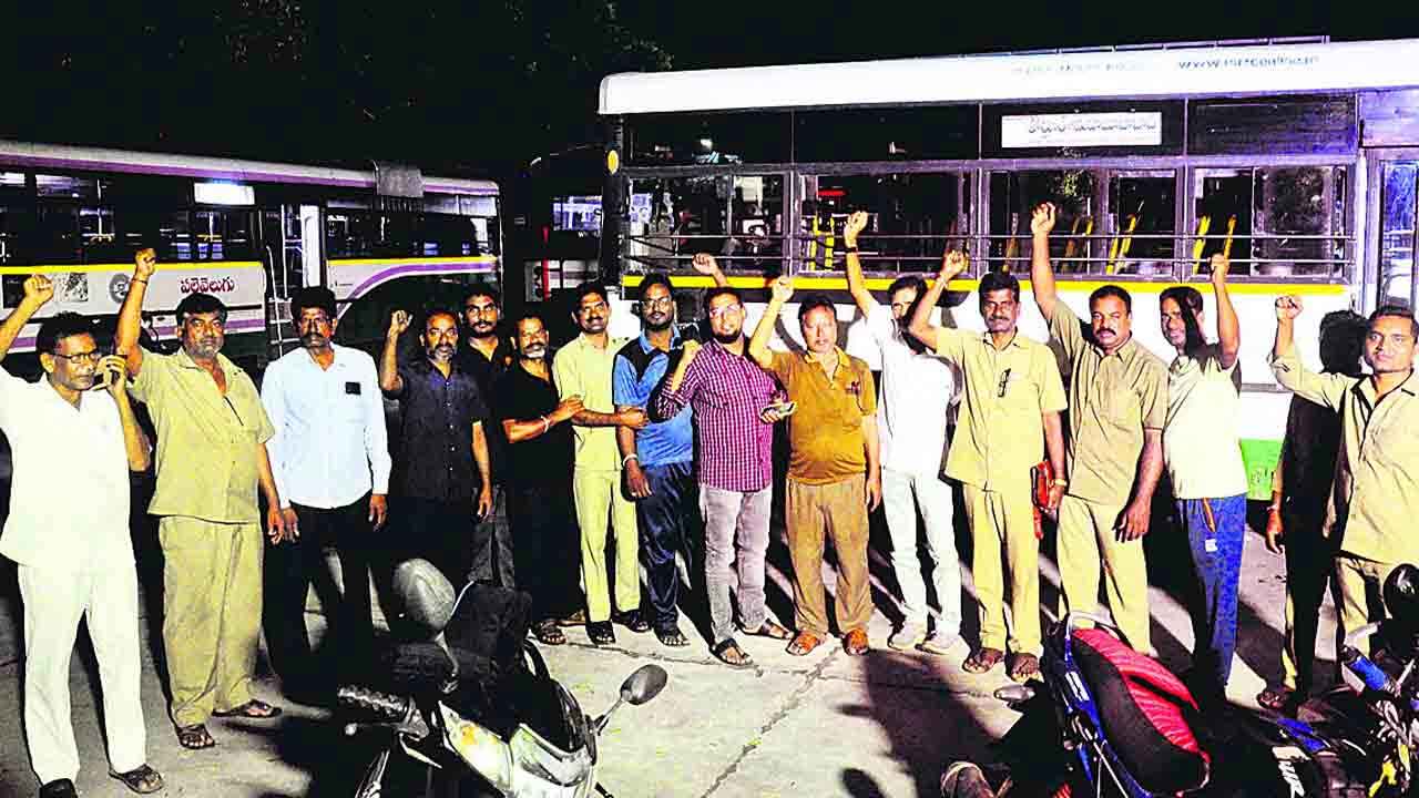 ఆర్టీసీ యూనియన్లను పునరుద్ధరించాలి