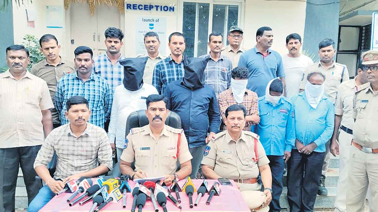 పసిగుడ్డుతో ఆటలు