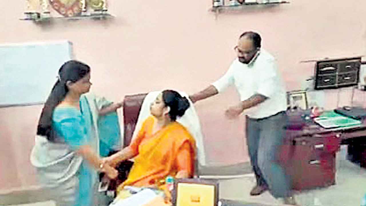 Uttar Pradesh | ప్రశ్నాపత్రం లీకేజీ.. కుర్చీతో సహా ప్రిన్సిపాల్‌ గెంటివేత