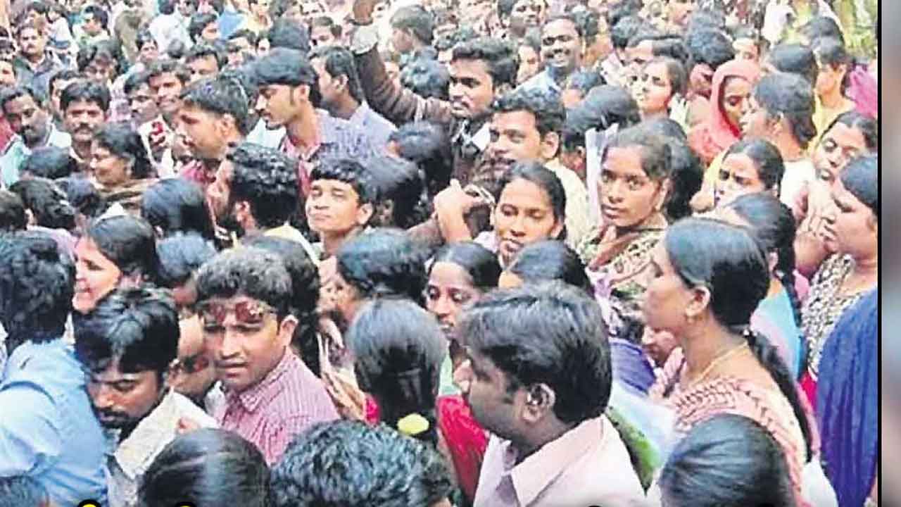 Job Aspirants | జన్మలో కాంగ్రెస్‌కు ఓటెయ్యం.. స్థానిక ఎన్నికల్లో అడుగడుగునా అడ్డుపడతం: నిరుద్యోగులు