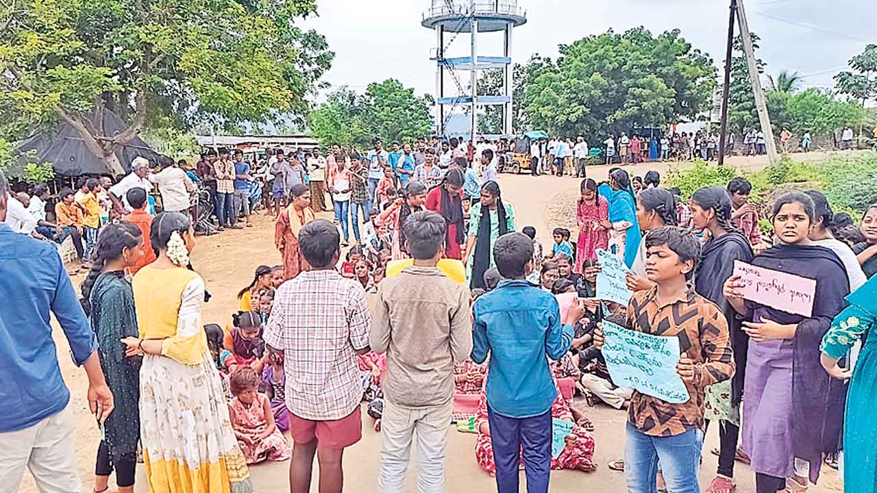 Telangana | 200 మందికి ఇద్దరే టీచర్లు!.. ఉపాధ్యాయుల కోసం రోడ్డెక్కిన విద్యార్థులు