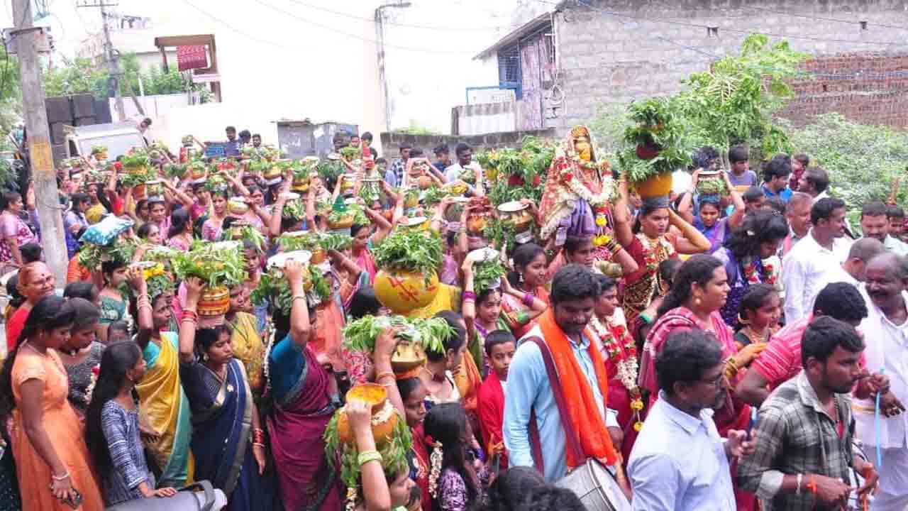 అమ్మకు ఆషాఢ బోనం