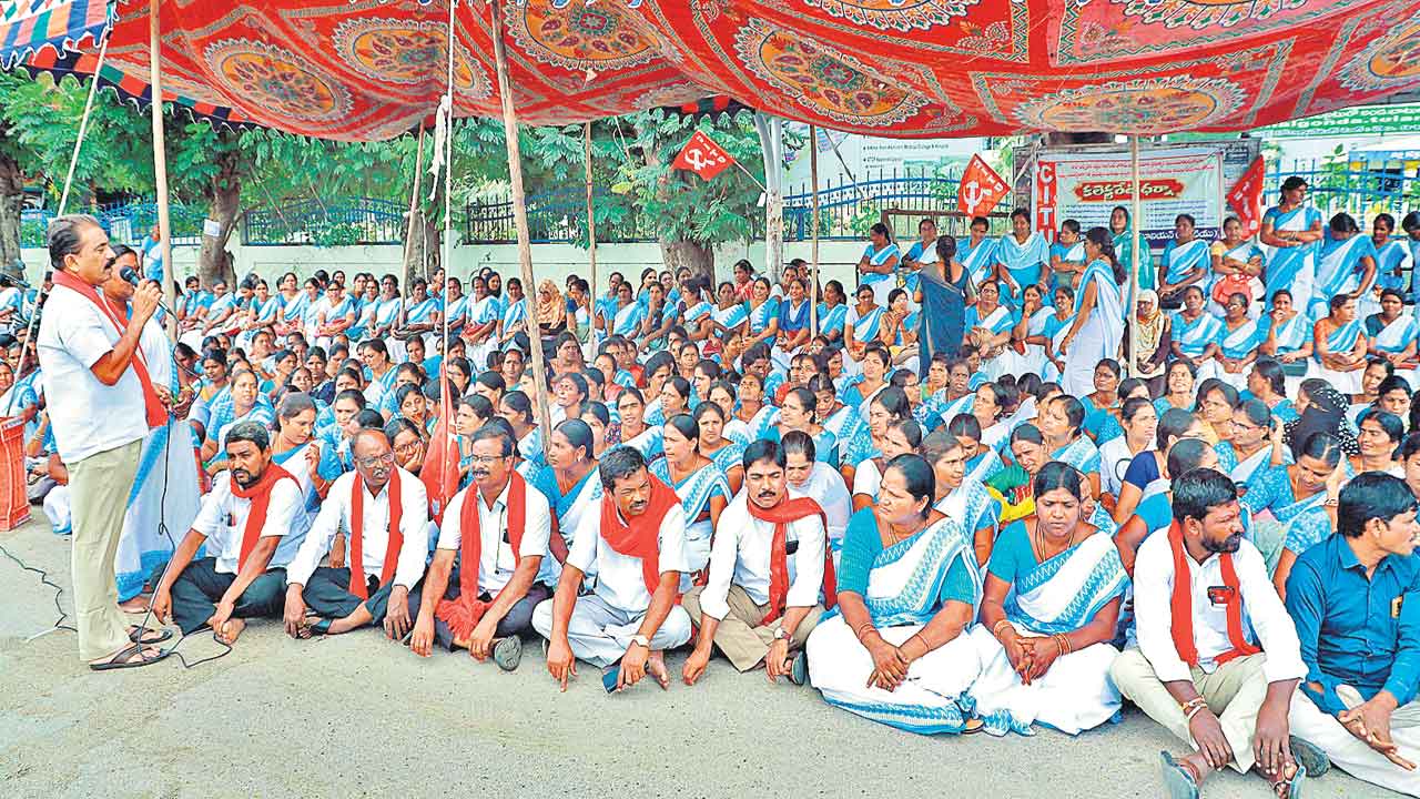 ధర్నాలతో దద్దరిల్లిన తెలంగాణ ఇదేనా ప్రజాపాలన?