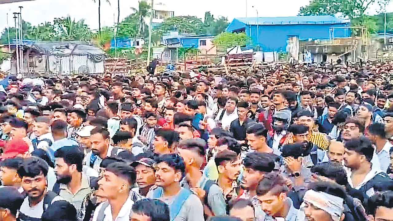 Mumbai | కూలీ ఉద్యోగాలకు పోటెత్తిన యువత.. దేశంలో నిరుద్యోగ తీవ్రతకు దర్పణం