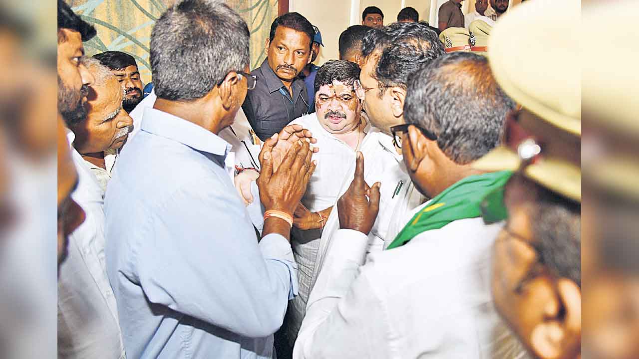 Rythu Bharosa | మీరే మాట్లాడుకుంటారా.. మమ్మల్ని మాట్లాడనివ్వరా?.. కాంగ్రెస్ నాయకులపై రైతుల మండిపాటు